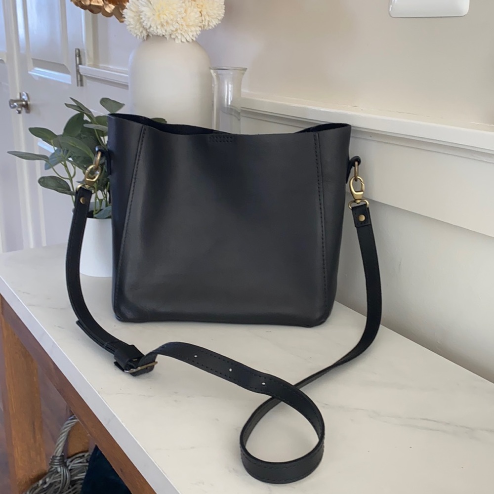 Portland leather butterfly bucket bag in smooth leather, black